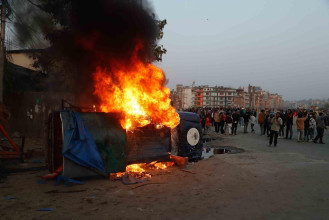 आन्दोलनरत यातायात मजदुरलाई सरकारले वार्तामा बाेलायाे